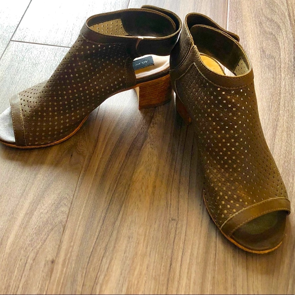 Steven by Steve Madden Peep-Toe